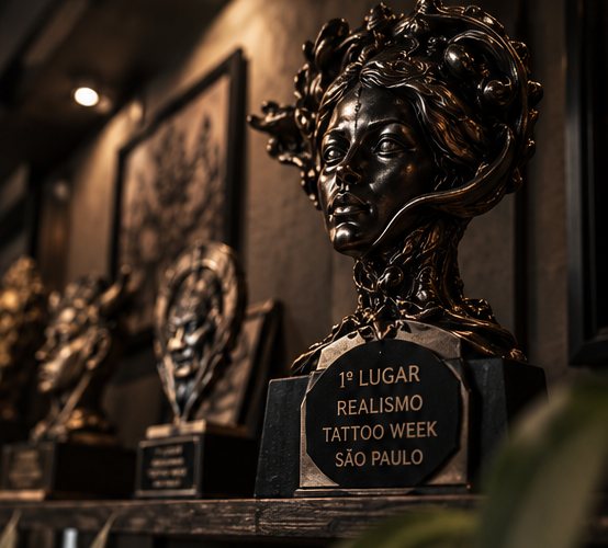 Parede de troféus no estúdio